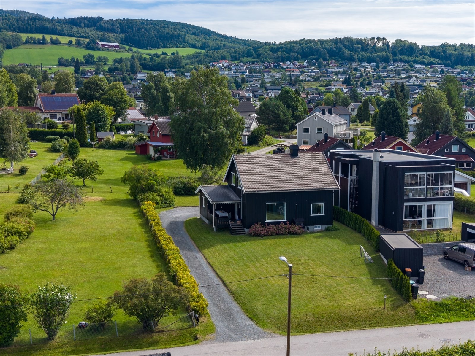 En familievennlig enebolig med attraktiv beliggenhet i et veletablert og barnevennlig boligområde i Brumunddal. Galleribilde