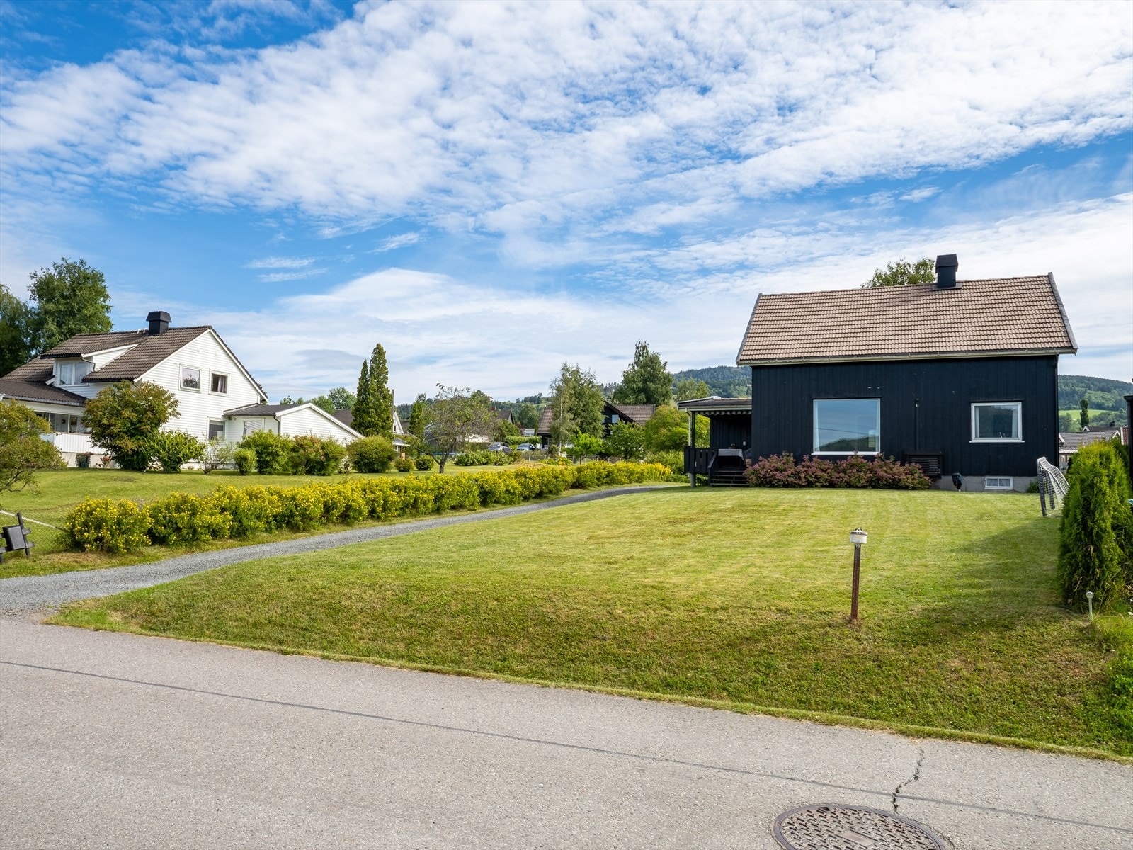 Den romslige tomten byr på flotte utearealer med god plass til lek, hageaktiviteter og hyggelige sammenkomster. Galleribilde