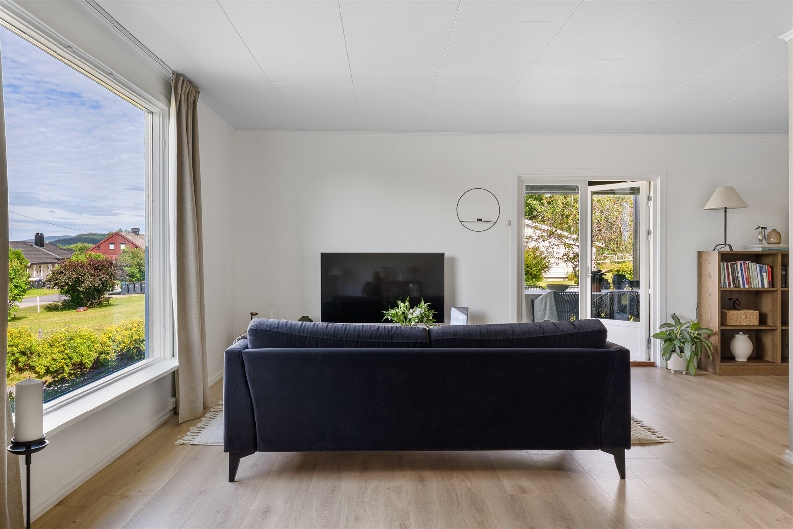 Stuen har plass til både sofagruppe og spisebord. Galleribilde
