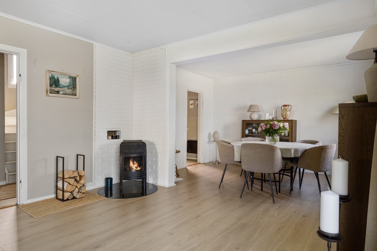 En peisovn installert i stuen gir ekstra varme og hygge. Galleribilde