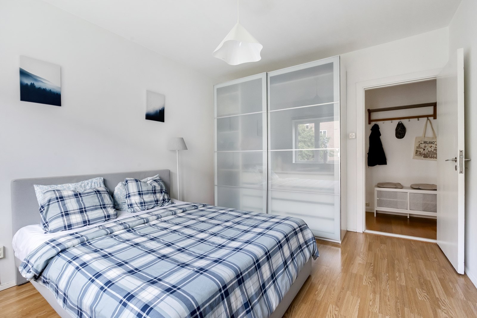 Hovedsoverommet er romslig og har god plass til dobbeltseng med nattbord. Galleribilde