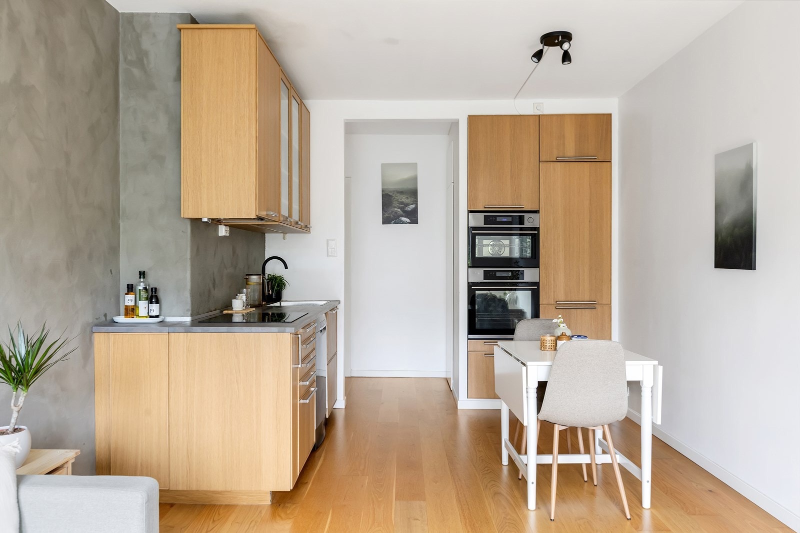 Stilrent kjøkken fra IKEA med finerte eikefronter, benkeplate i tre og oppvaskkum med ettgreps blandebatteri. Galleribilde