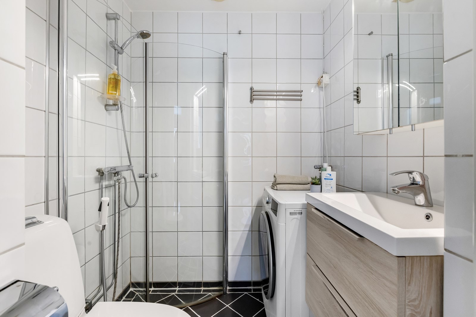 Leiligheten har et lyst baderom som ble modernisert i regi av borettslaget i 2000. Galleribilde