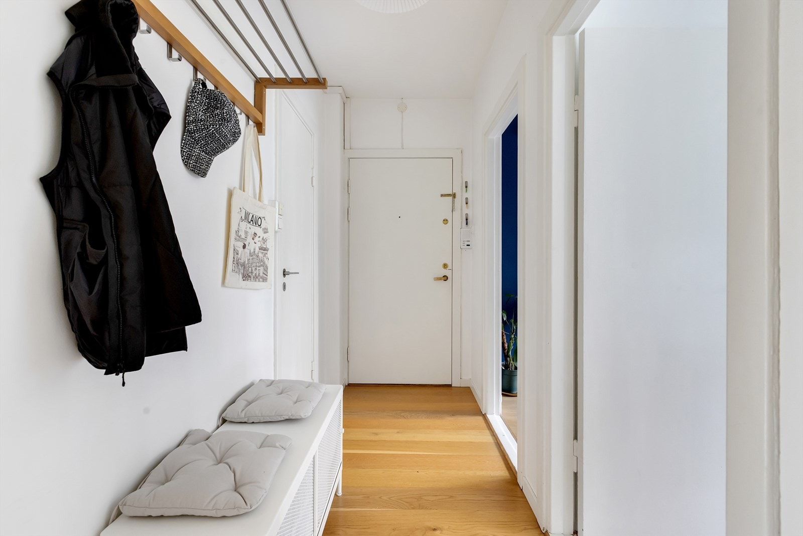 Her er det god plass til knagger og skohylle for oppbevaring av yttertøy. Galleribilde