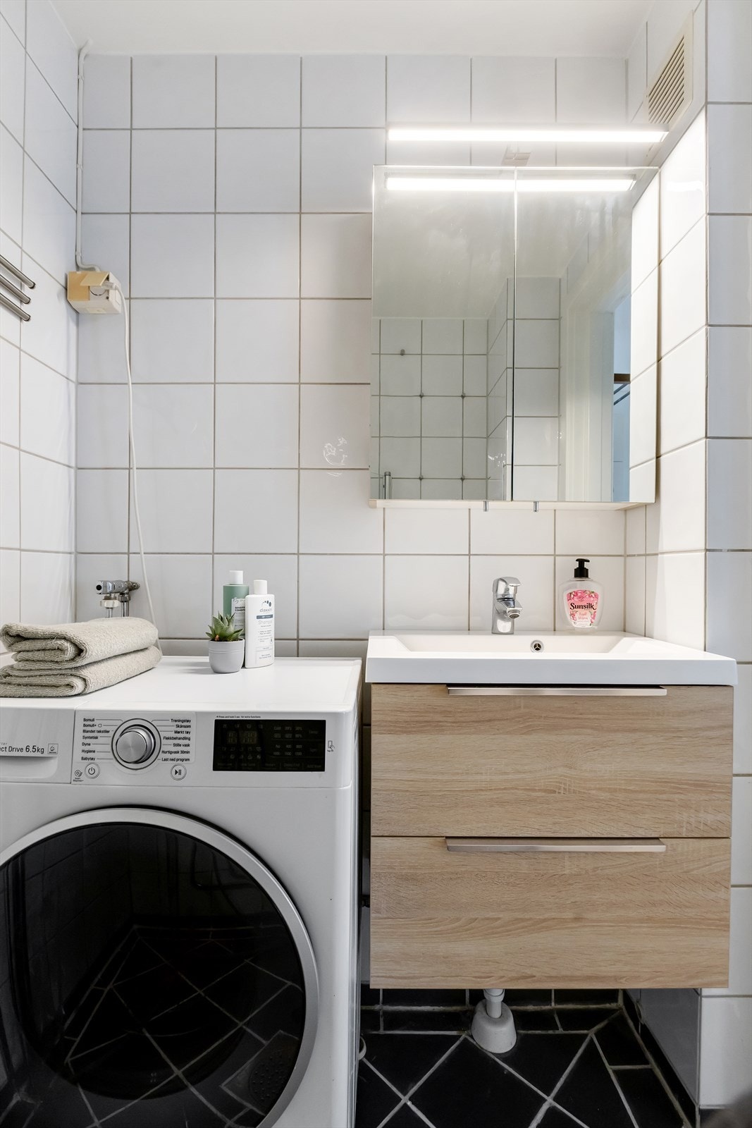 Det er opplegg for vaskemaskin på badet. Galleribilde