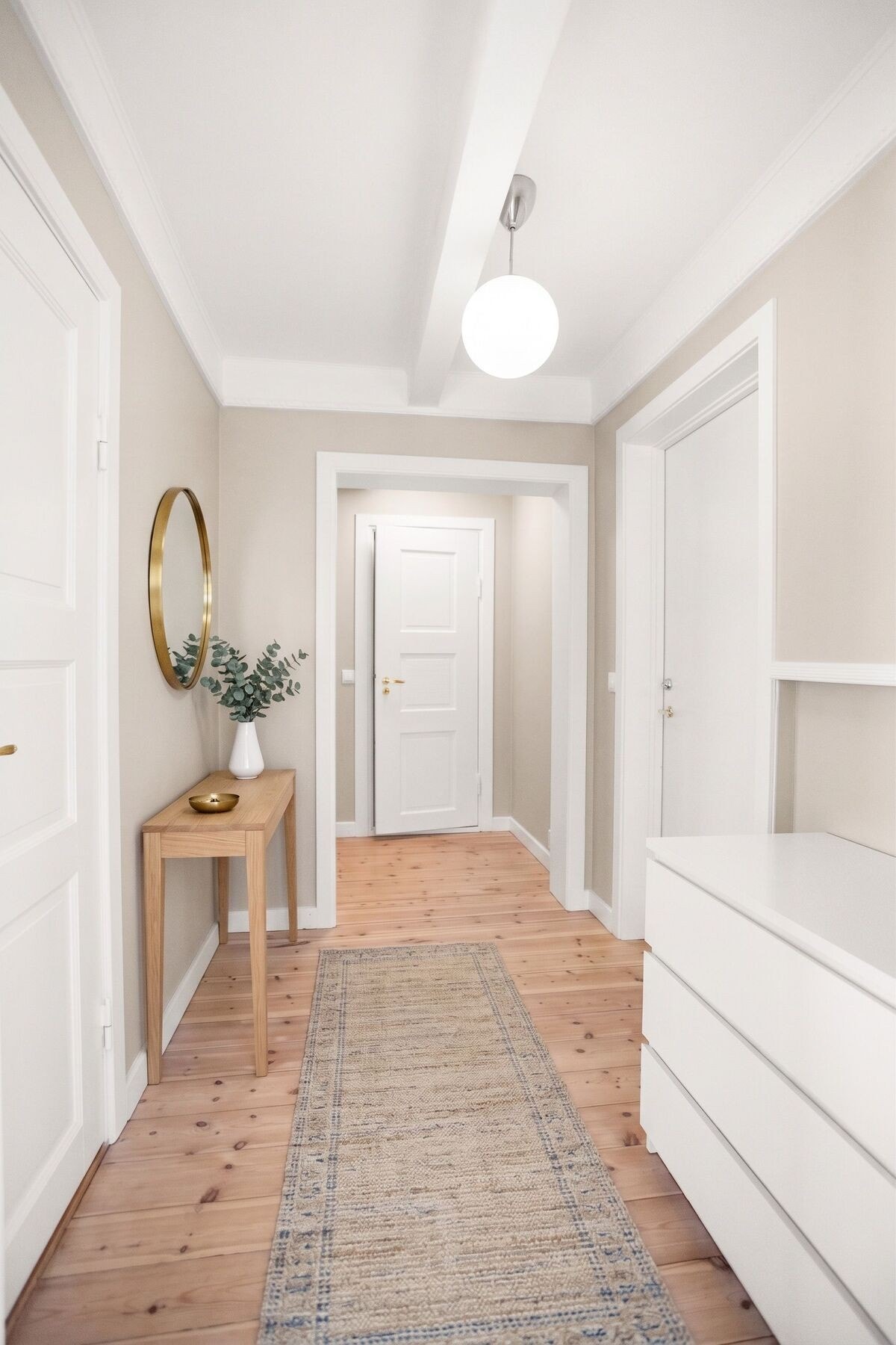 Velkommen inn til en lys og moderne bolig med gjennomført stil. Galleribilde