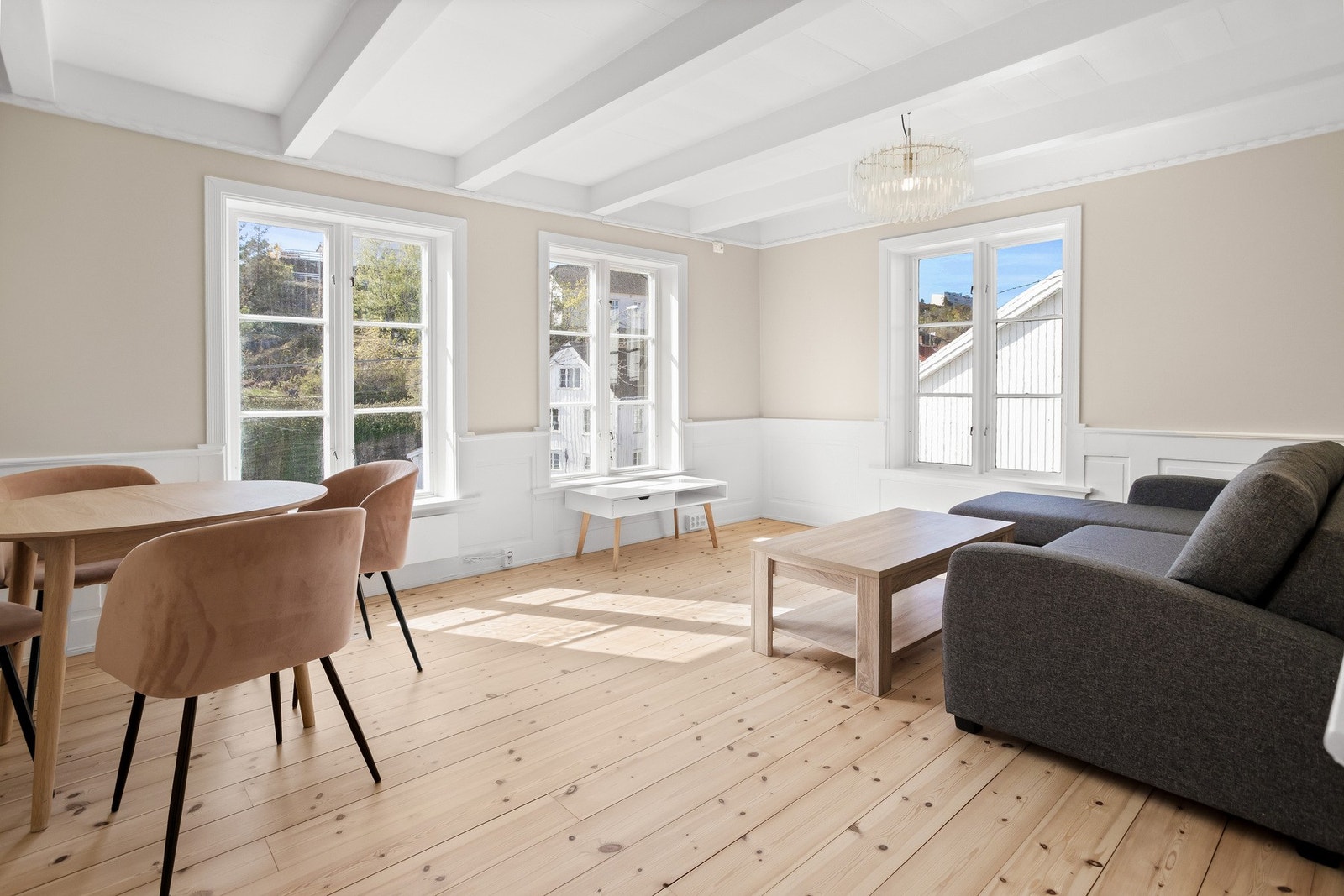 Lys og innbydende stue med brede furugulv Galleribilde