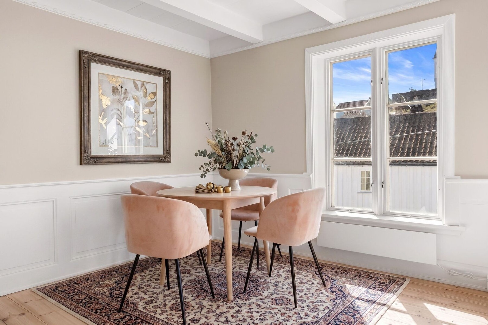 En hyggelig stue med plass til både sofagruppe og spiseplass. Galleribilde