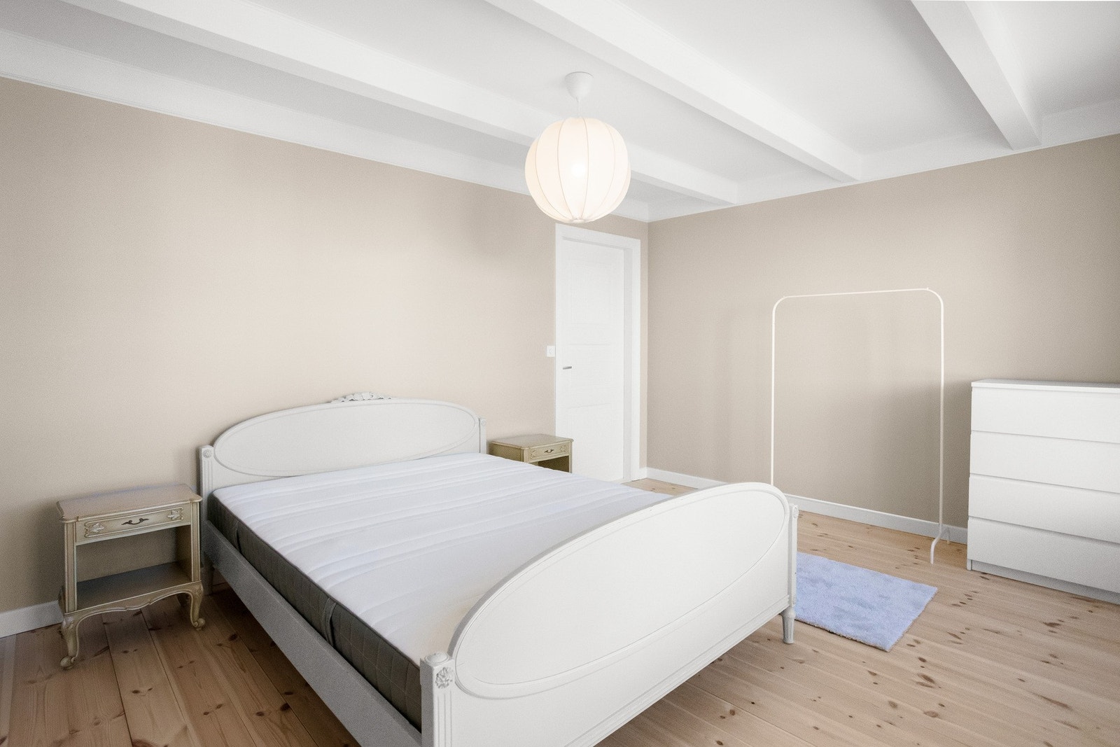 Soverom med nøytrale overflater og gode muligheter for personlig innredning. Galleribilde