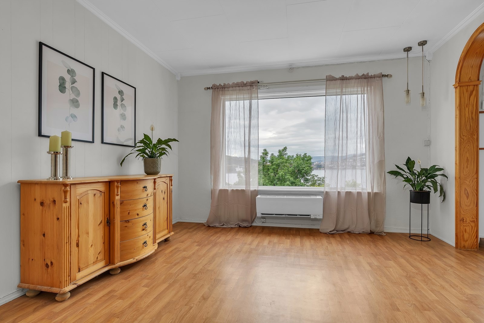 Store vinduer i front med fine utsiktsforhold Galleribilde
