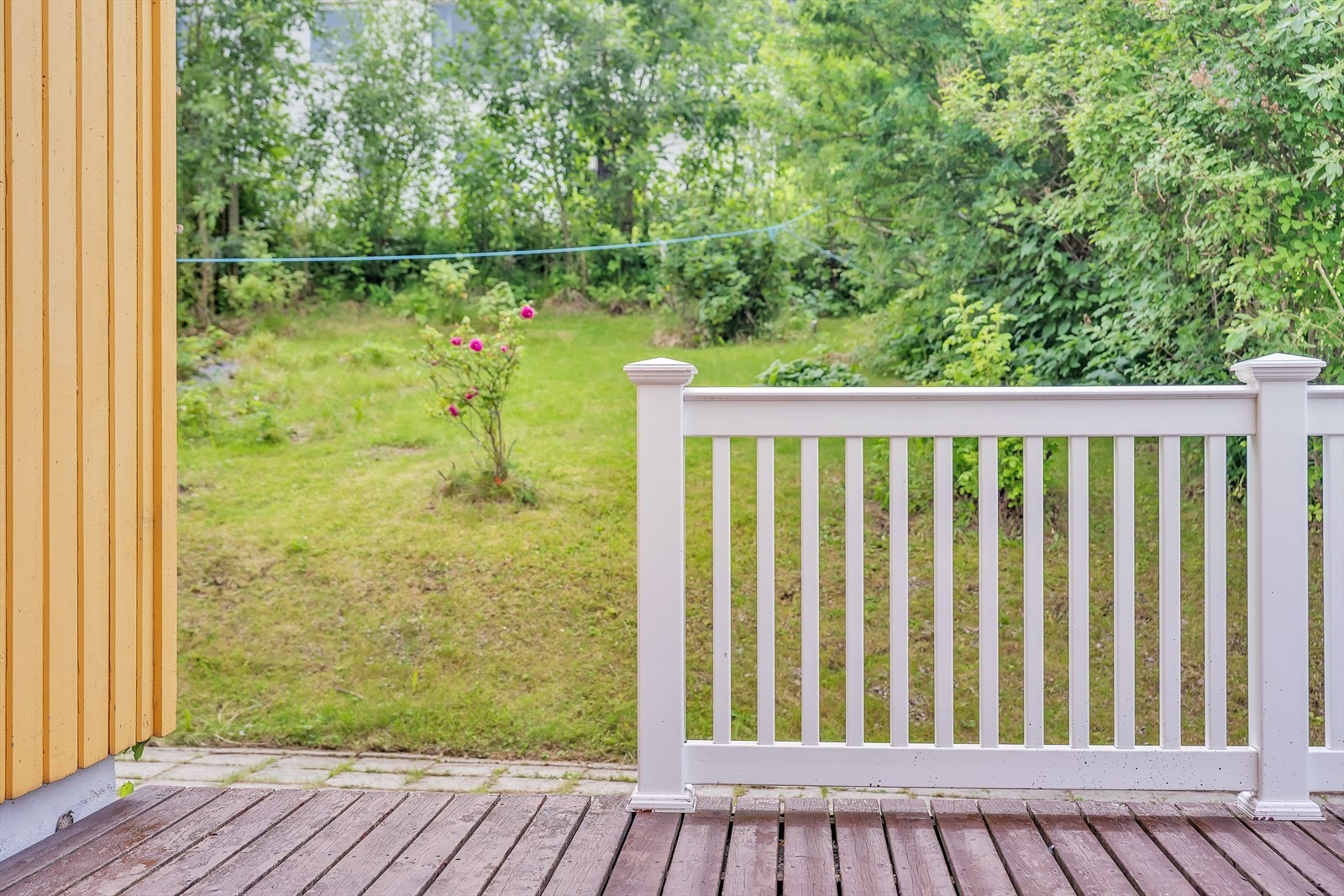 Eiendommen har en nydelig hage med jordbærland og diverse beplantninger Galleribilde