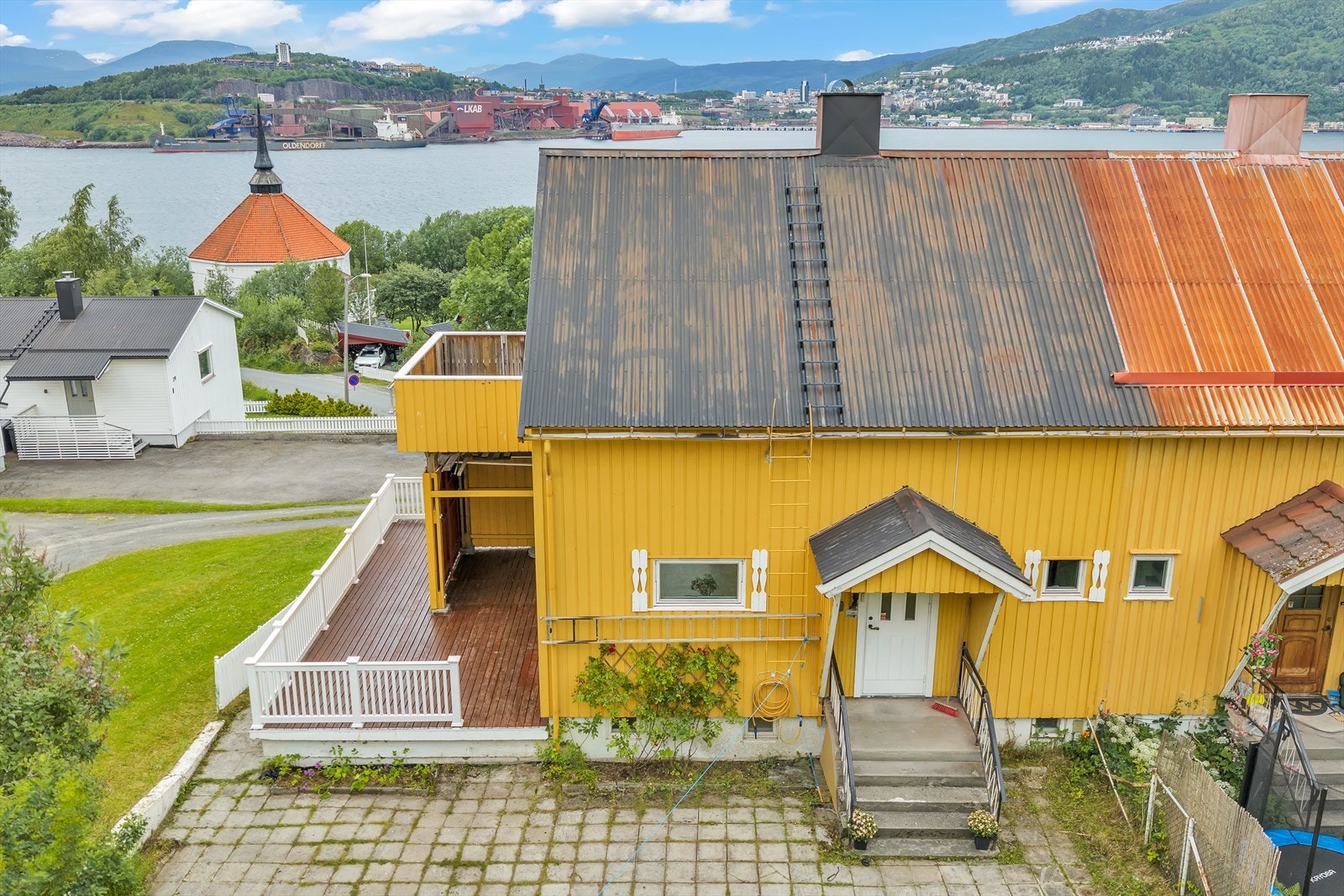Boligen går over 3 plan og har fine uteområder med plen både i front og bak huset Galleribilde