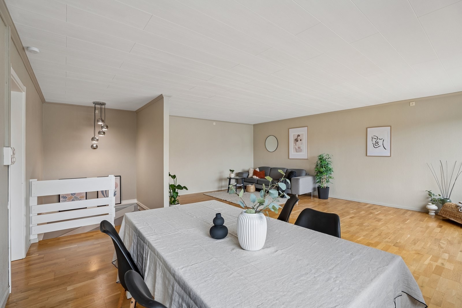 Overflatene i stuen har nylig malte vegger og himling. Galleribilde