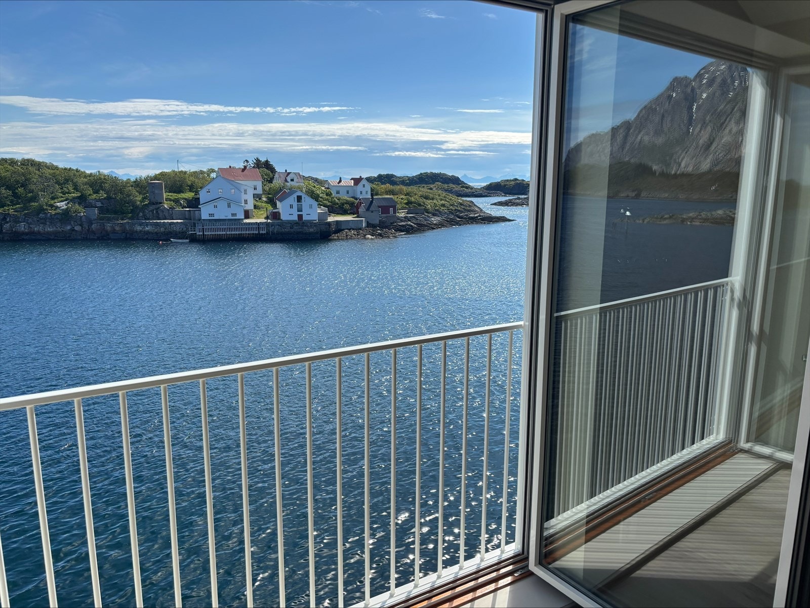Herlig utsikt fra kaikanten i vakre Henningsvær Galleribilde
