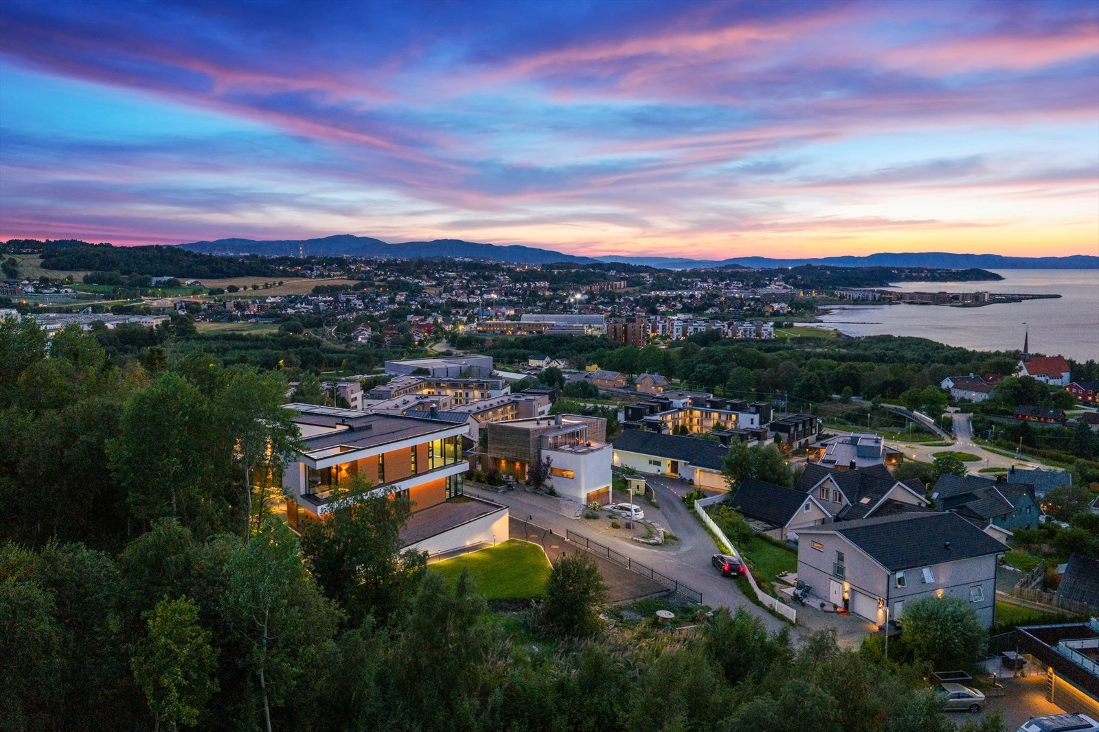 Beliggenheten kombinerer privatliv og grønne omgivelser med kort vei til servicefunksjoner, kollektivtransport og rekreasjonsområder. Galleribilde