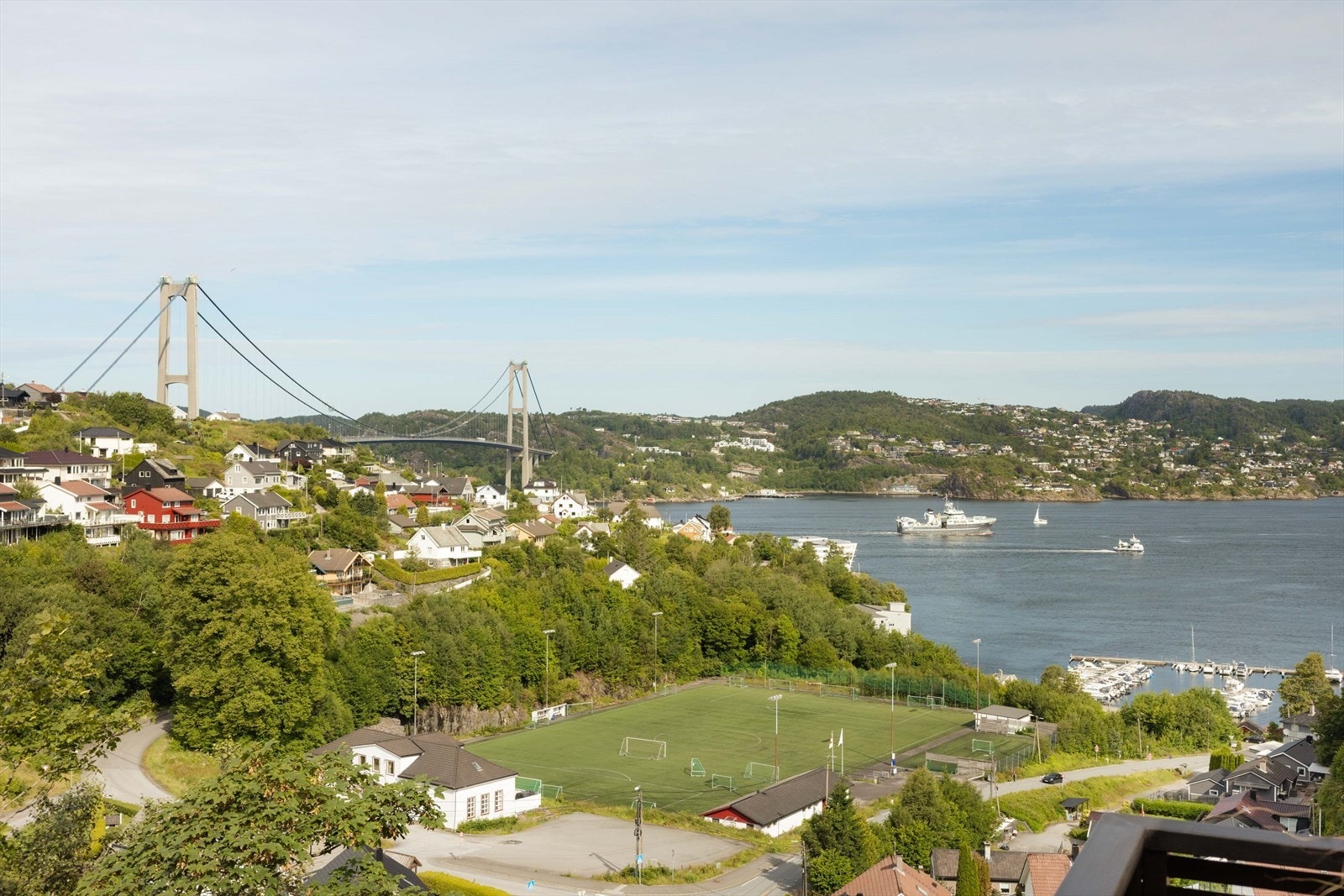 Svært gode solforhold fra ca. kl. 10 til 23 om sommeren, med panoramautsikt mot Askøybroen Galleribilde