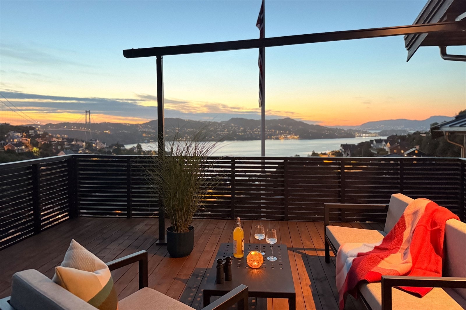 Boligen har nydelig utsikt og gode solforhold med sol fra kl. 10 til ca. kl 23 på sommerstid Galleribilde