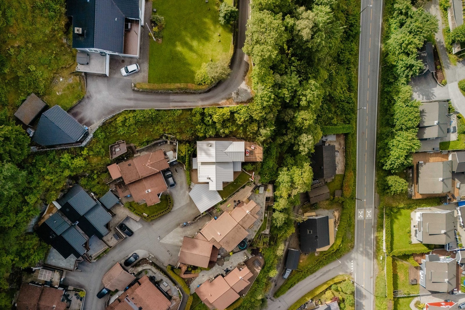 Vestkanten Storsenter ligger ca. 6 minutter unna med bil, og Bergen sentrum (Bygarasjen) ca. 13 minutter Galleribilde