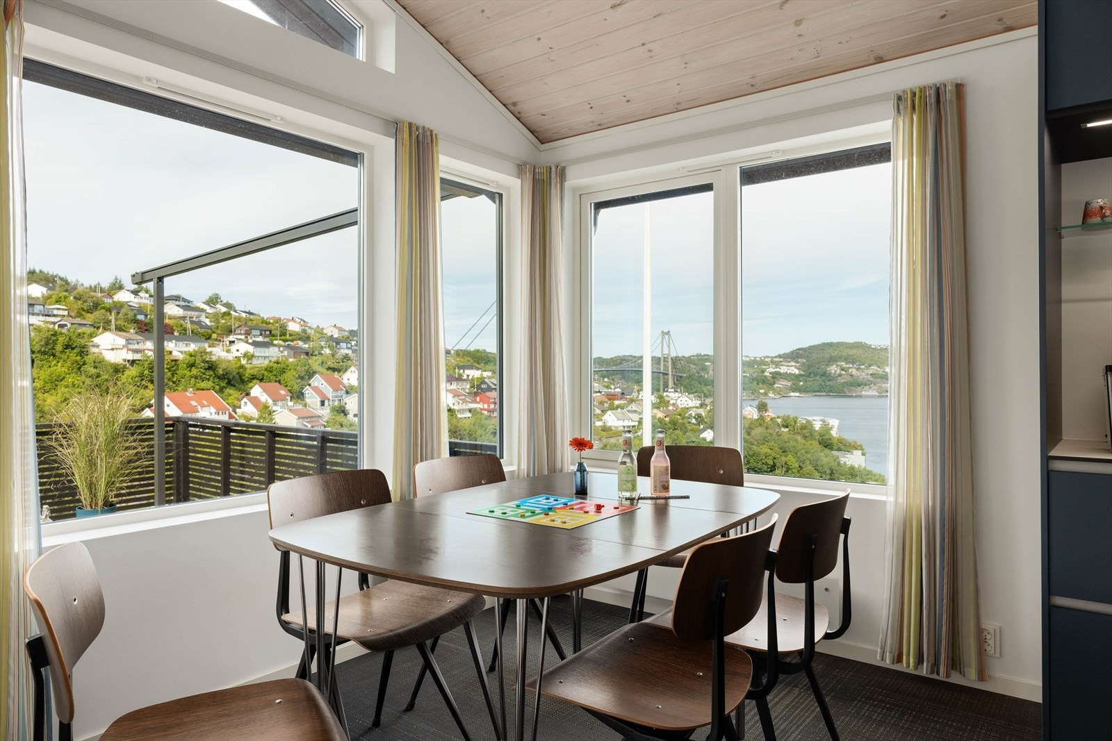 Kjøkkenet har god plass til en spisegruppe og er et naturlig samlingspunkt med panoramautsikt Galleribilde