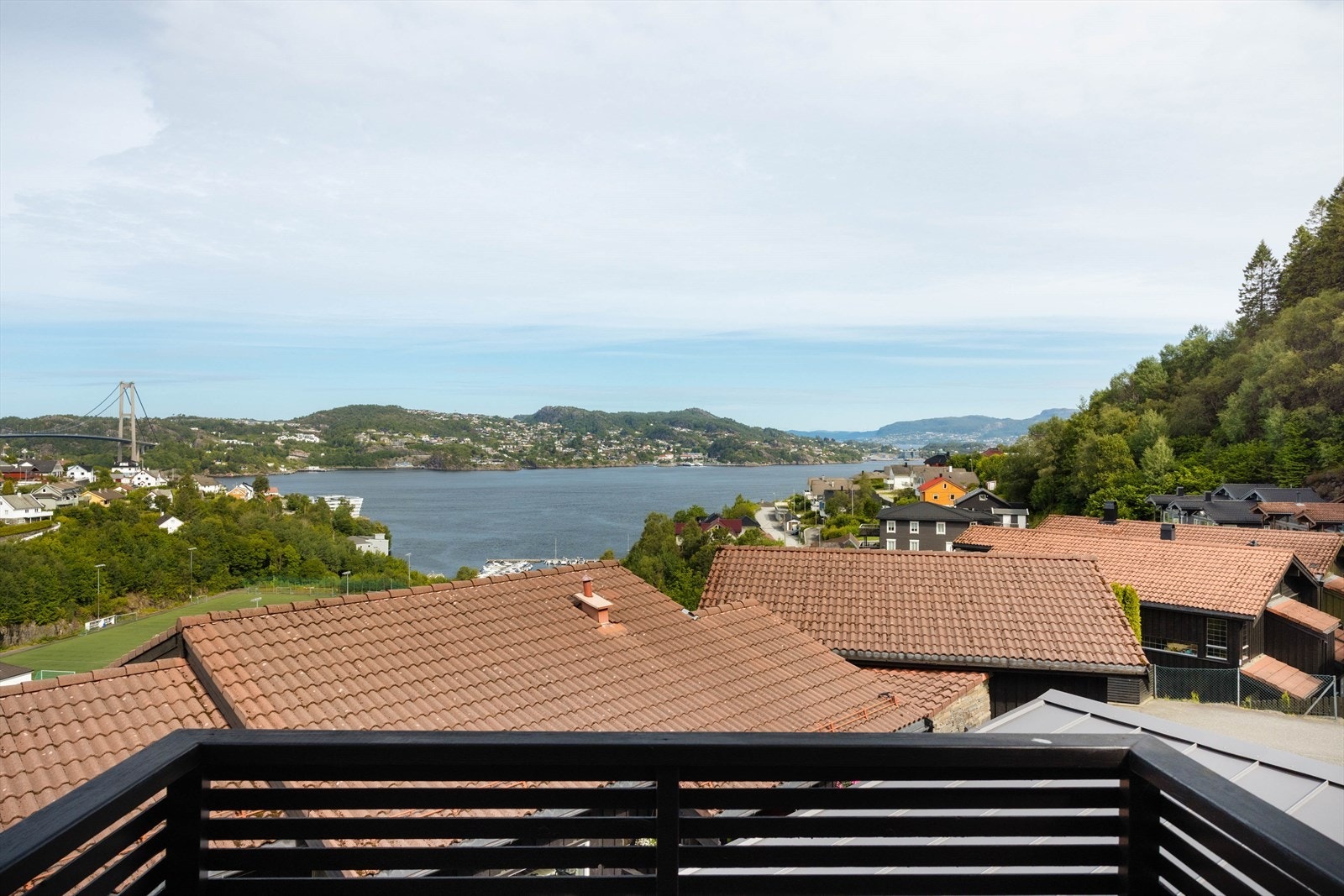 Fra stuen er det utgang til en hyggelig balkong med svært gode solforhold Galleribilde