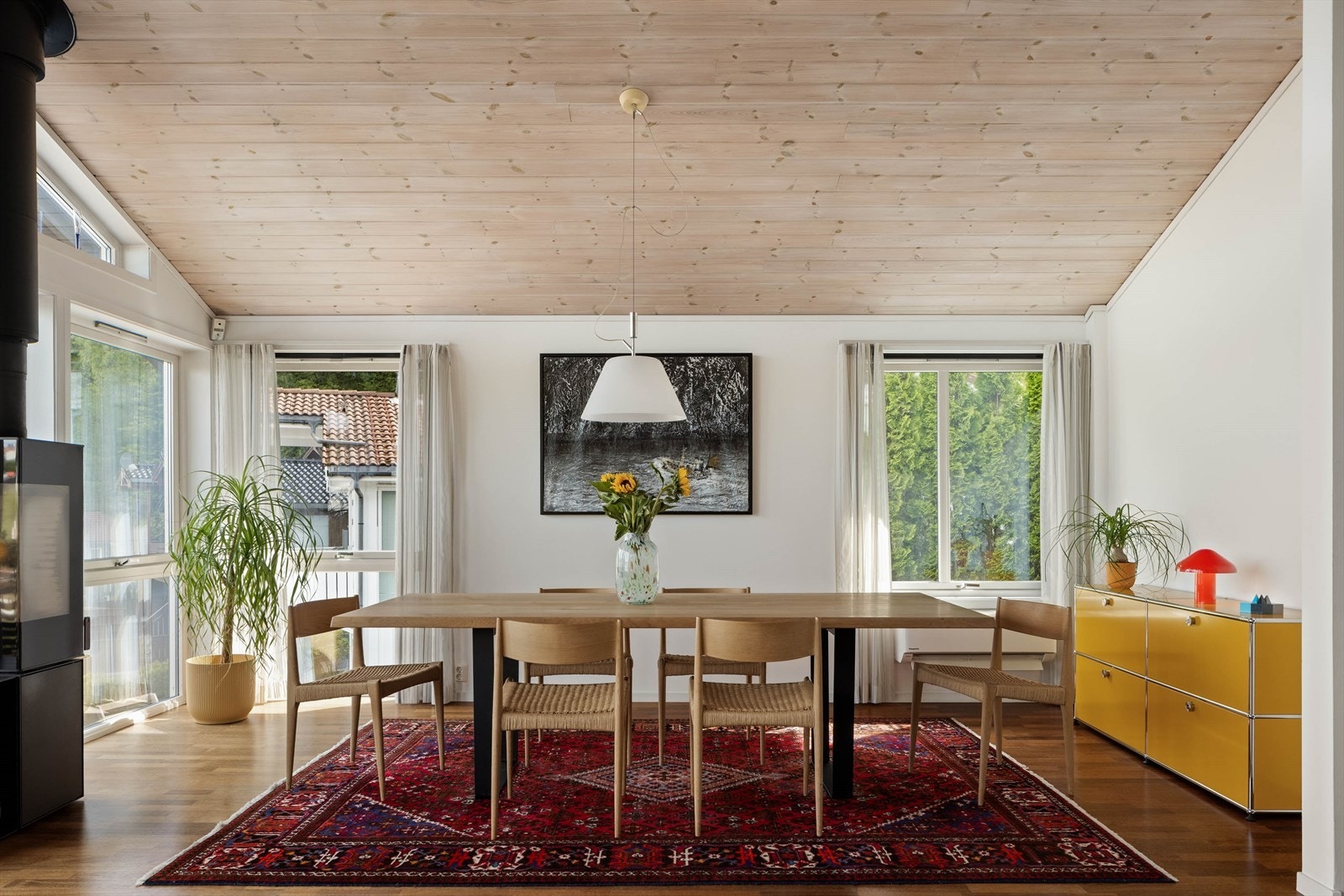 Her er det god plass til en større spisegruppe Galleribilde