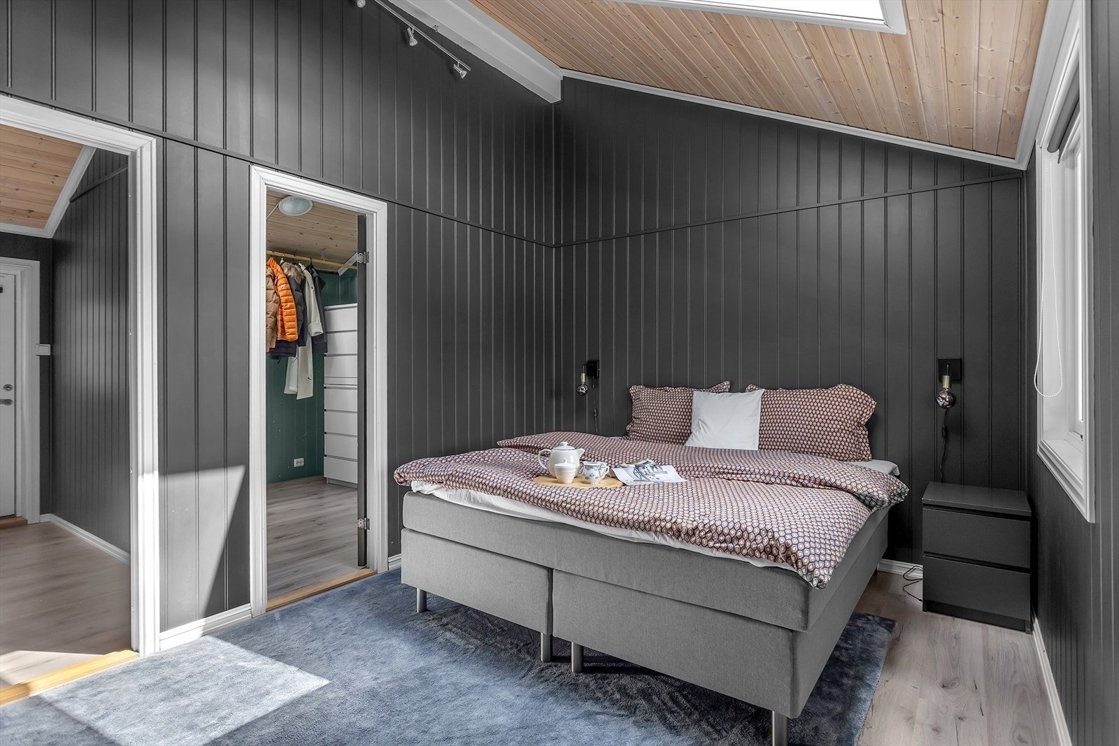 Det er rom for en stor dobbeltseng, og som en ekstra hverdagsluksus har du direkte tilgang til et eget omkledningsrom - noe som gir både komfort og praktiske oppbevaringsmuligheter i hverdagen. Galleribilde