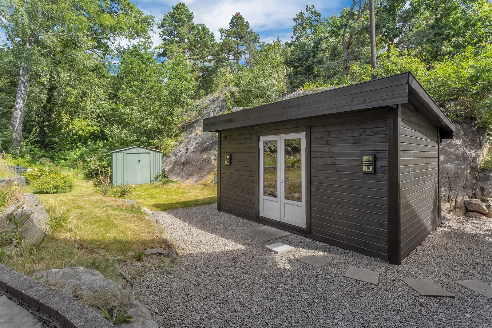 Her finnes også en koselig hagestue med innlagt strøm og flislagt gulv - et perfekt tilfluktssted for avslappende stunder eller sosiale sammenkomster. Merk at hagestuen ikke er byggemeldt til kommunen. Frittstående bod for oppbevaring. Grenser til naturen Galleribilde