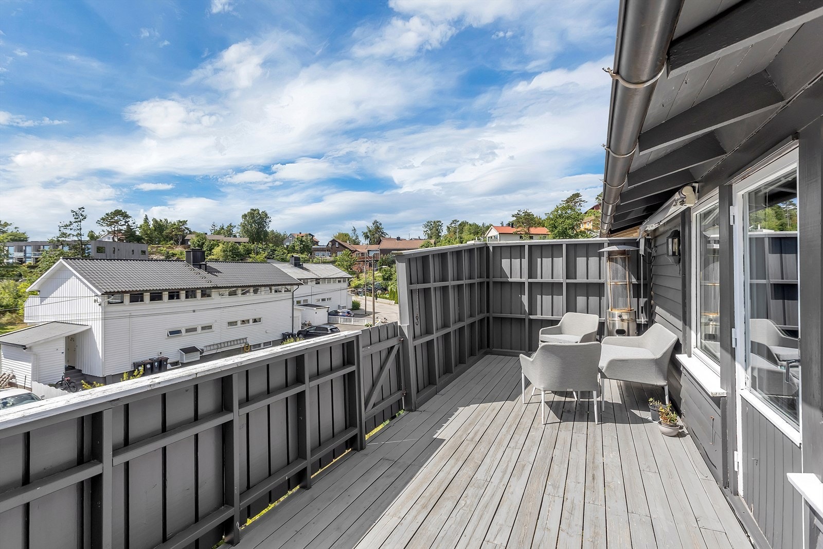 Nyt late dager og finn roen på boligens solrike terrasse, som blir et naturlig samlingspunkt på varme sommerdager. Galleribilde