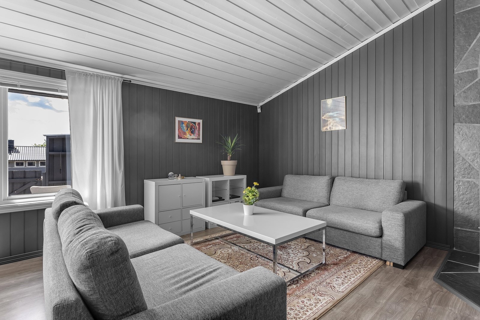 Store vindusflater slipper inn rikelig med dagslys, noe som gir en behagelig og inviterende romfølelse. Galleribilde