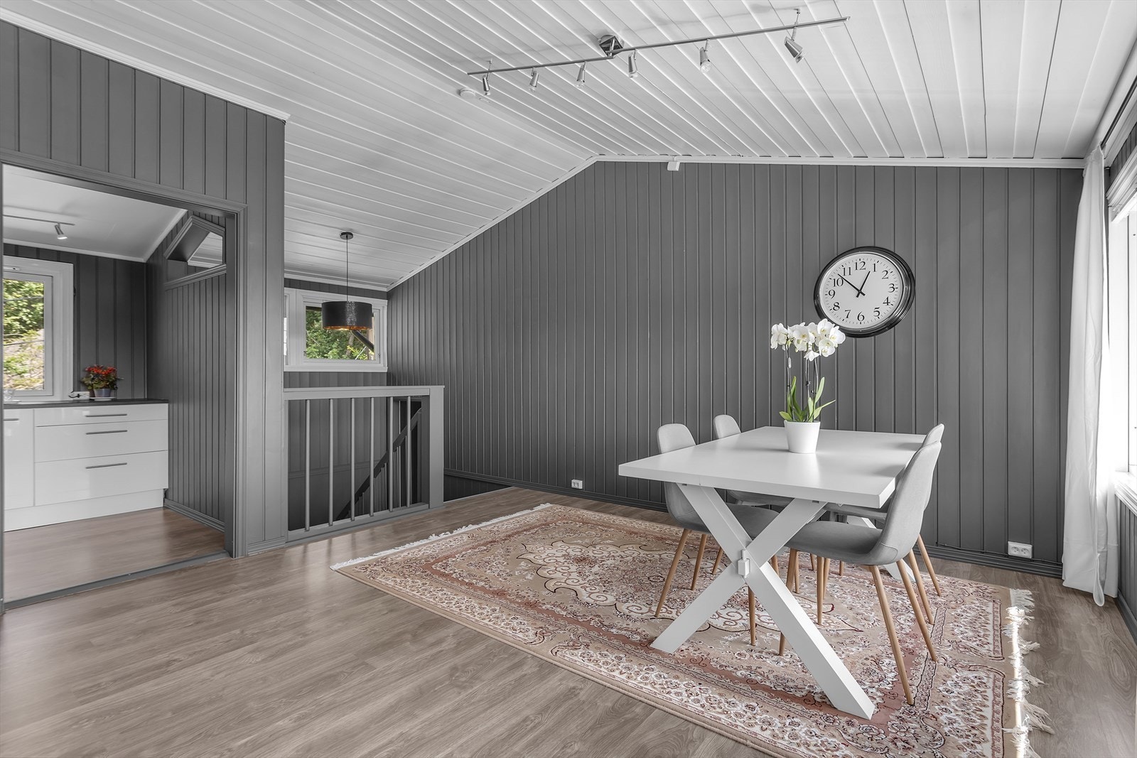 Gulvet er dekket med enstavs laminat som gir et moderne preg. Galleribilde