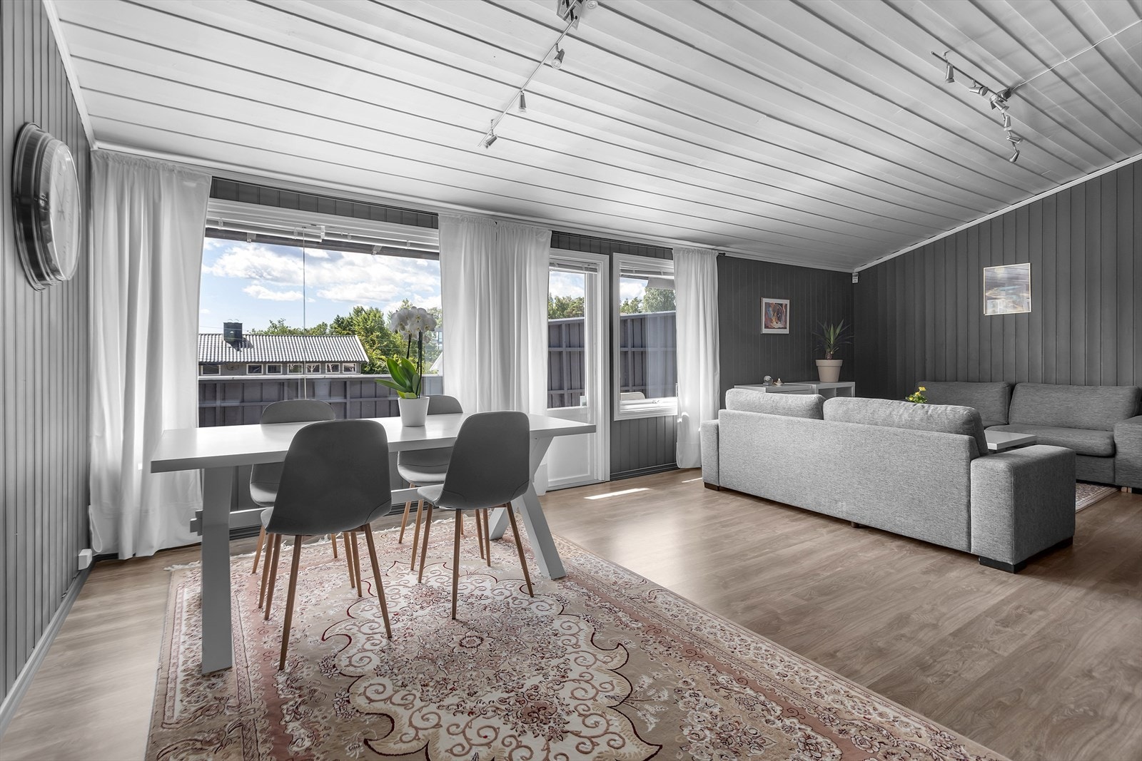 Stuen er luftig og innredet i moderne og tidsriktige farger, med naturlig plass til både salong og spisestuemøblement i naturlige soner. Galleribilde