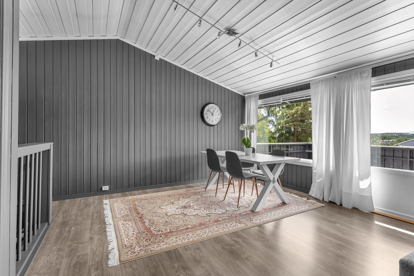 Fra stuen har du utgang til en solrik terrasse - perfekt for avslapning eller hyggelige stunder med familie og venner. Galleribilde