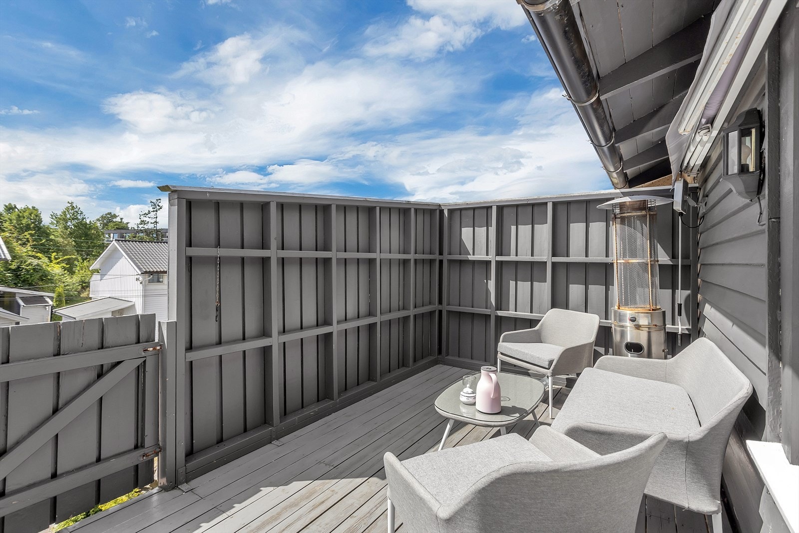 Her er det god plass til utemøblement og grill, noe som gjør terrassen ideell for hyggelige sammenkomster med familie og venner. Galleribilde