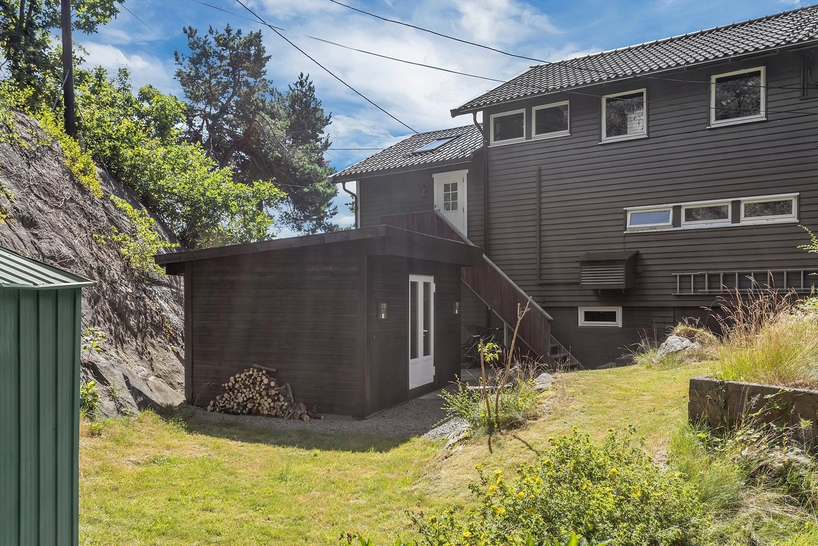 Boligen har et praktisk og lettstelt hageareal på baksiden som innbyr til lek og moro for hele familien, samt en gressplen på fremsiden. Galleribilde