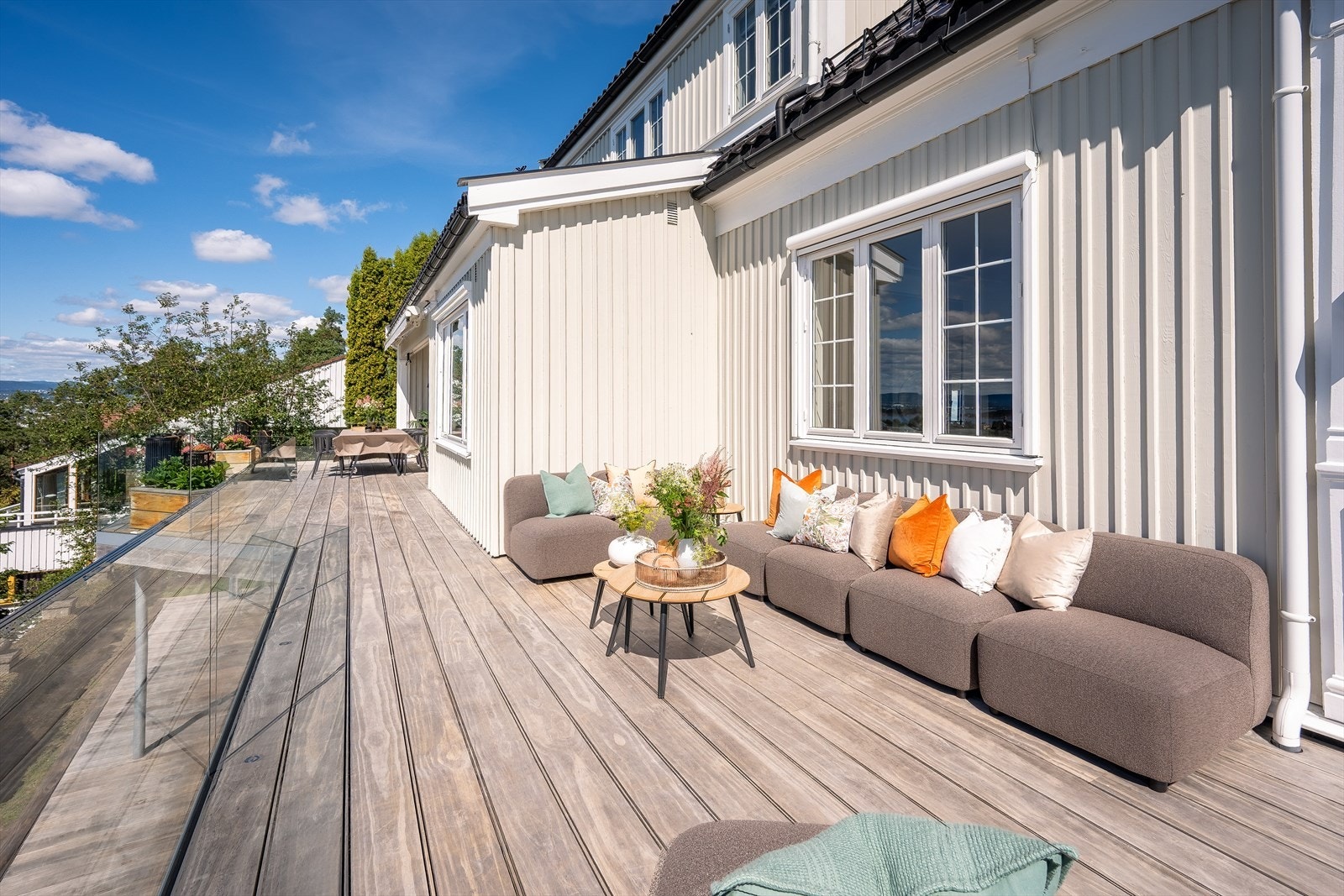 Boligen har terrasse på totalt 207 kvm fordelt på to plan. Galleribilde