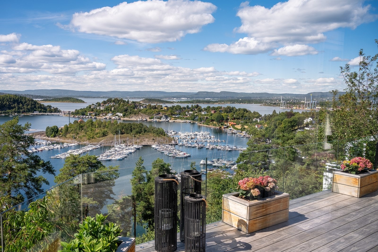 Ønsker du å bo på en privat og skjermet oase med panoramautsikt og masse sol? Da bør du ta turen hit. Galleribilde