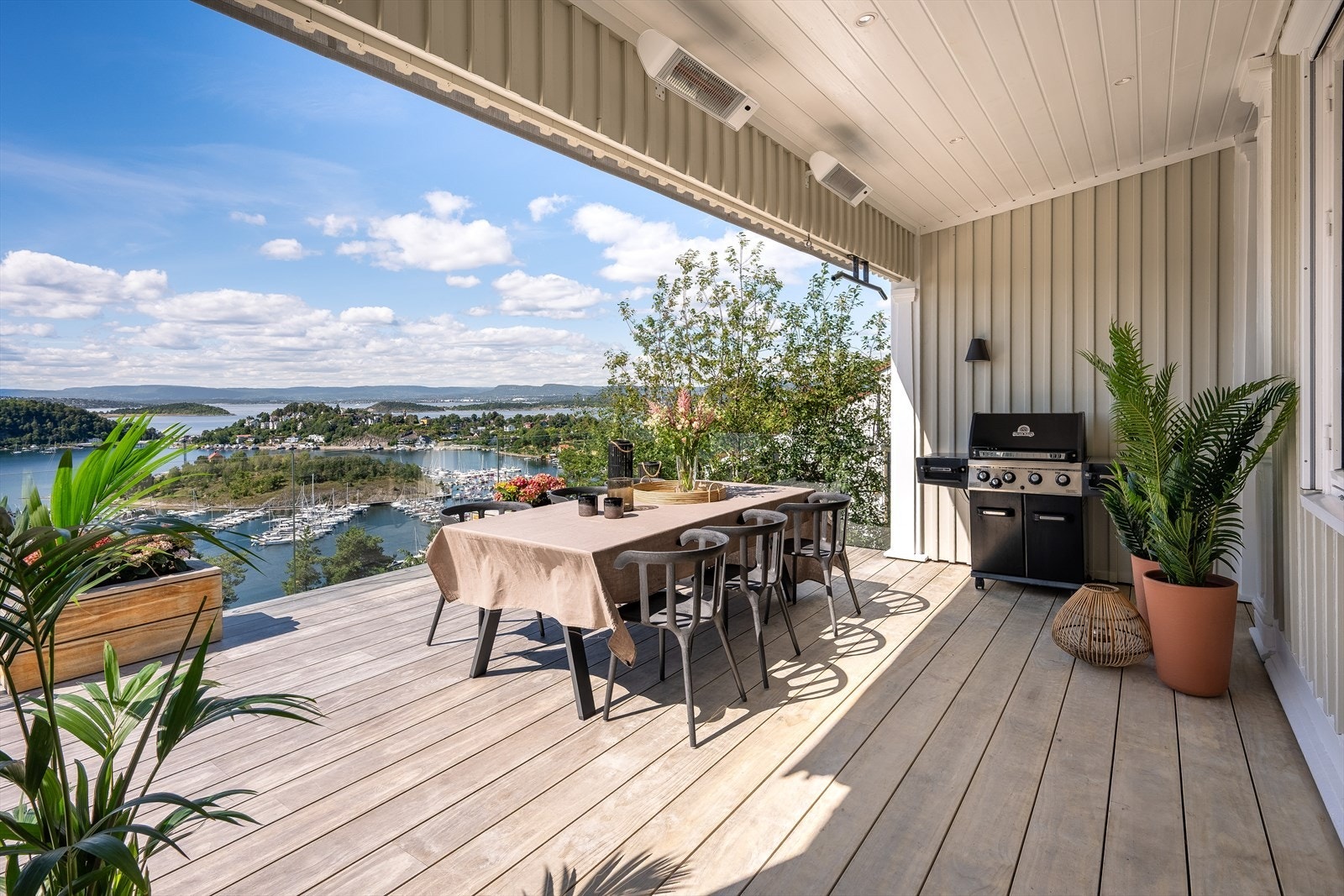 Fra stue er det adkomst til terrasse på 82 kvm. Her får du en fin forlengelse av stuen på sommerstid. Delvis overbygget terrasse og markise gir en lun atmosfære. Galleribilde
