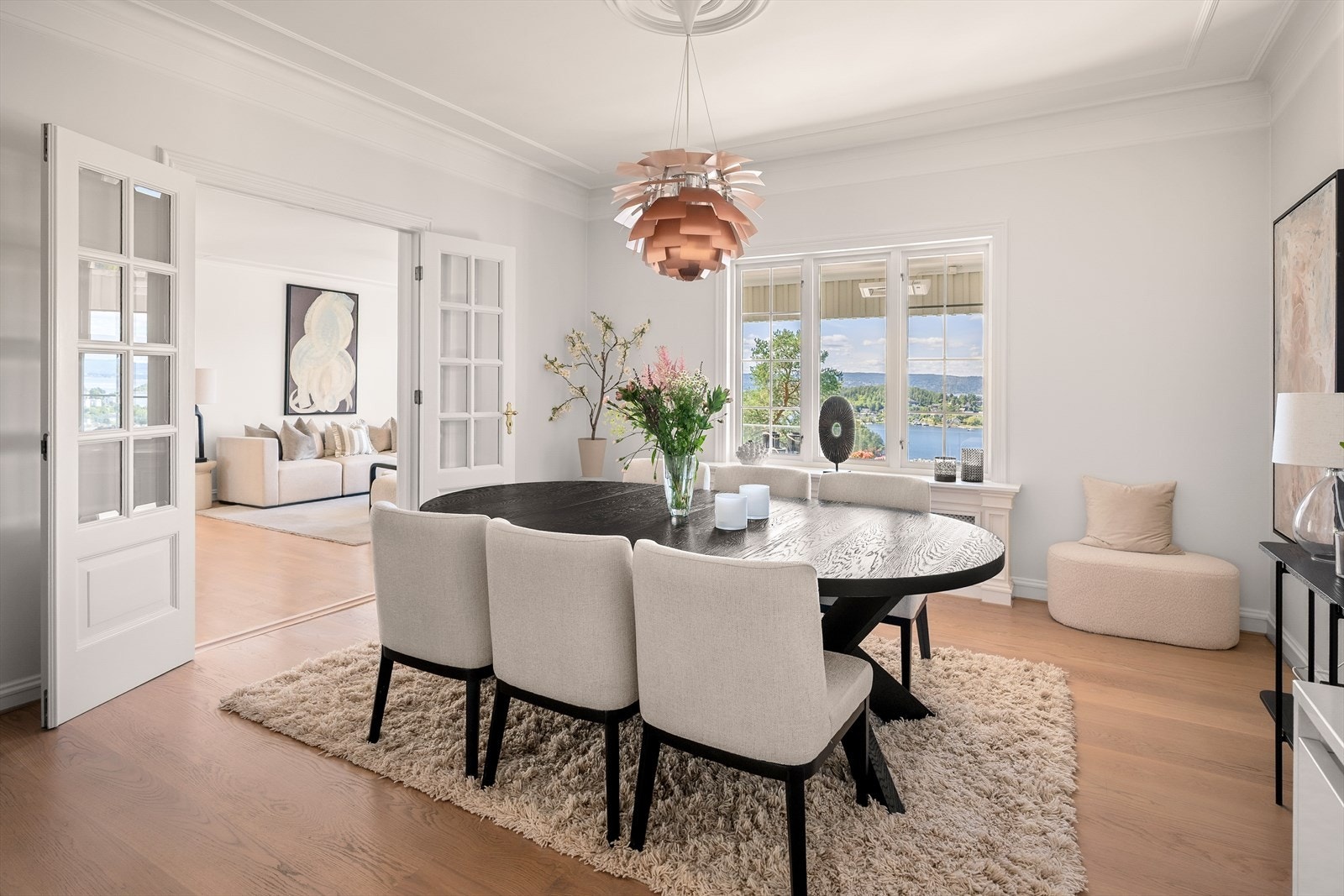 Lekre materialvalg og detaljer er gjennomgående. Galleribilde