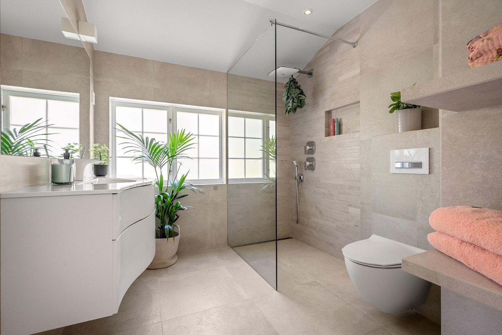 Strøkent bad fra 2015 med lekre detaljer. Store fliser på gulv og vegger gir en god romfølelse. Badet er innredet med servant med innredning, klosett og dusjhjørne. Galleribilde