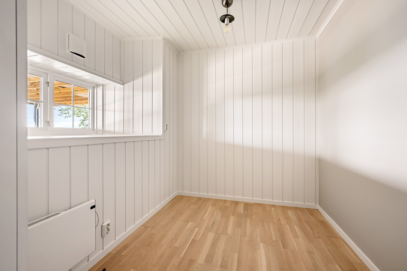 Soverom med plass til seng og oppbevaringsløsning. Galleribilde