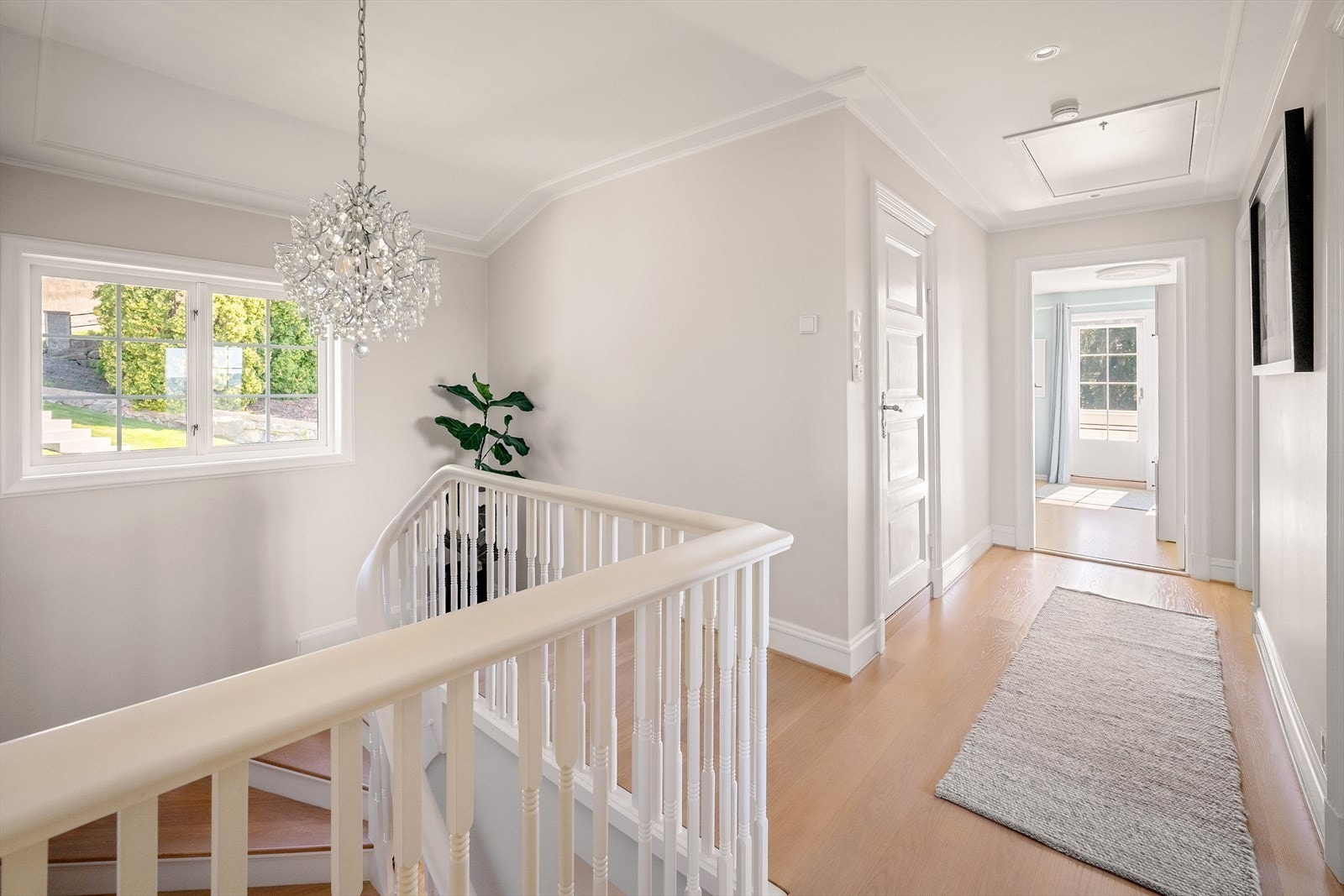 Boligens 2. etasje består av tre gode soverom, bad og stue. Det ble i 2021 installert ventilasjonsanlegg med innebygd varmepumpe i alle soverom i 2. etasje. Anlegget har både varme og kjøling styrt med app. Galleribilde