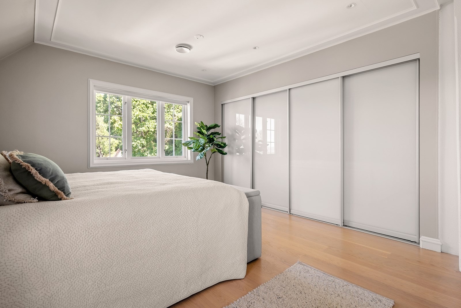 Praktisk skyvedørsgarderobe med mye oppbevaringsplass. Galleribilde