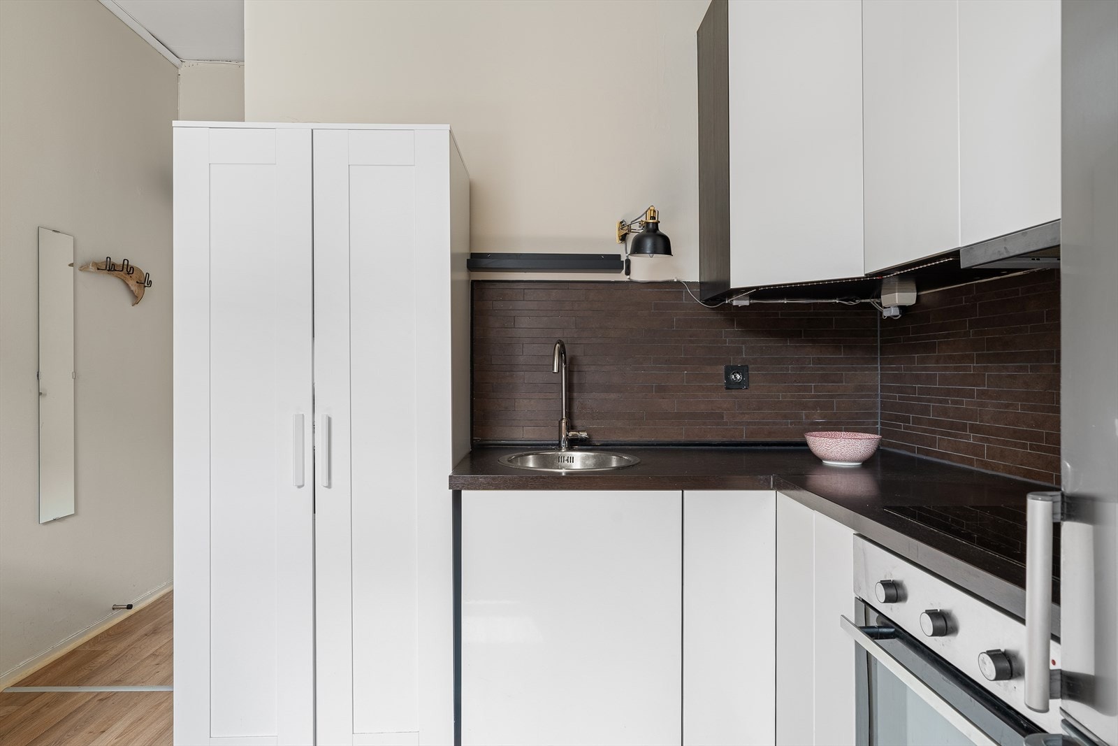 Kjøkkenet, som ble oppgradert i 2013, har et tidløst og elegant design med slette fronter som gir et rent og moderne uttrykk. Galleribilde
