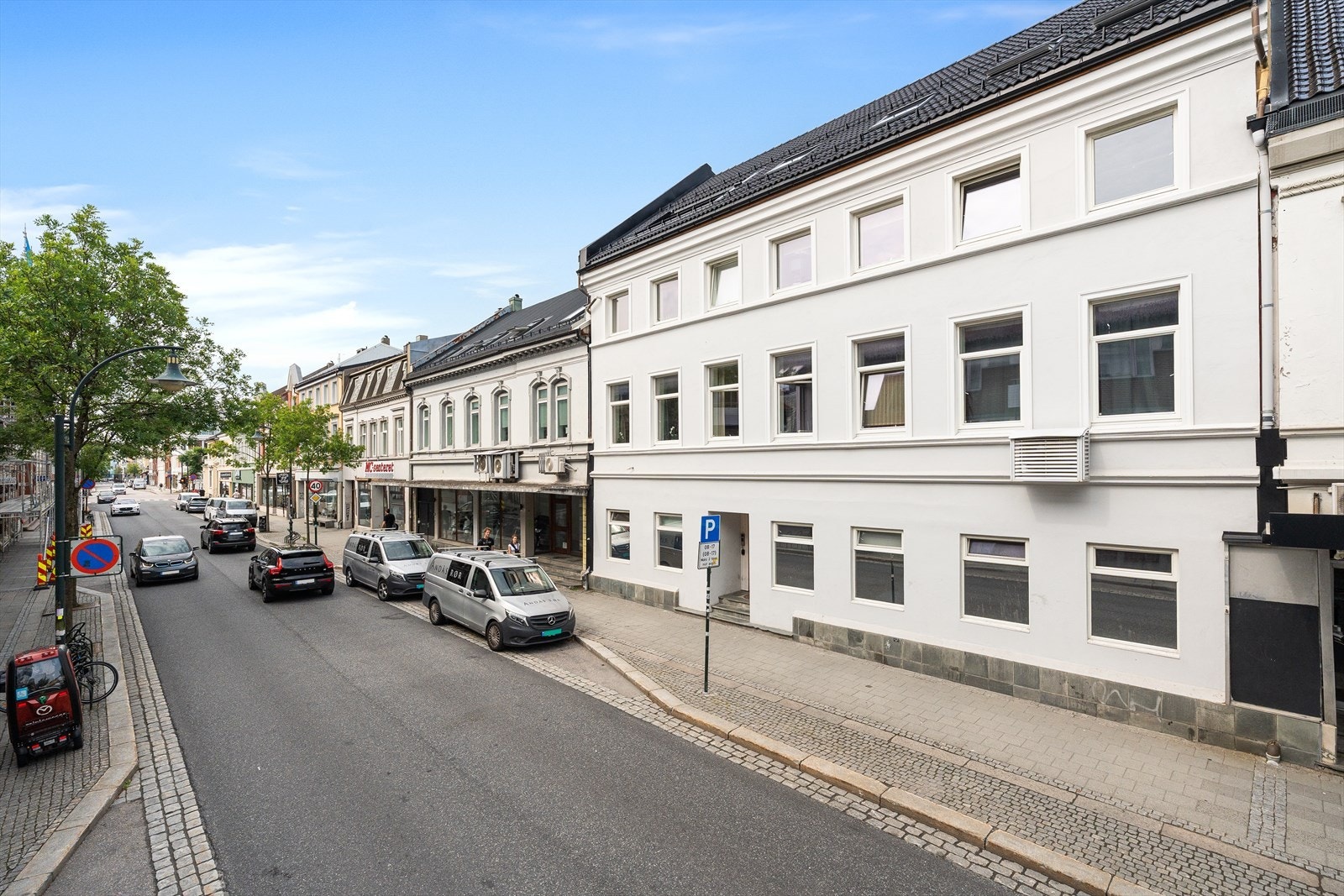 Her har du muligheten til å bo i et ettertraktet område i hjertet av Kvadraturen, hvor alt av byens fasiliteter er rett utenfor døren. Med kort vei til Markens gate, finner du et bredt utvalg av butikker, treningssentre, og koselige caféer. Galleribilde