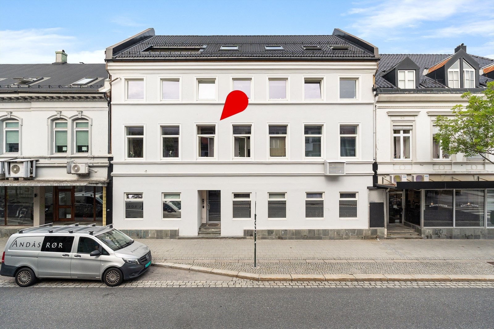 Leiligheten, som ligger i byggets 2. etasje, har en gjennomtenkt planløsning. Den er en del av en klassisk og velholdt murbygård som fikk en omfattende oppgradering i 2022. Oppgraderingene inkluderer nytt tak, nye vinduer og nymalt fasade. Galleribilde