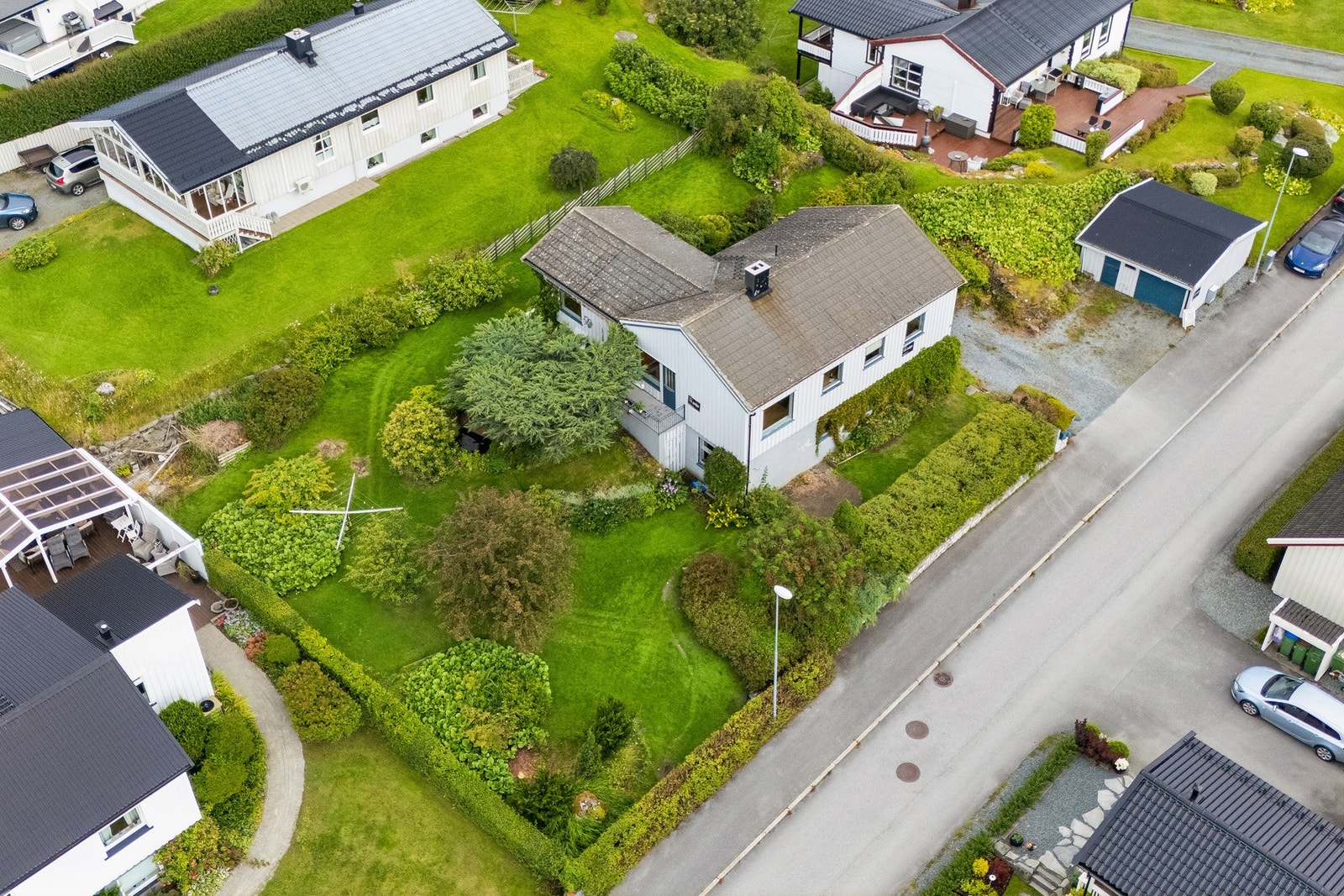 Skjermet hage med flere soner. Galleribilde