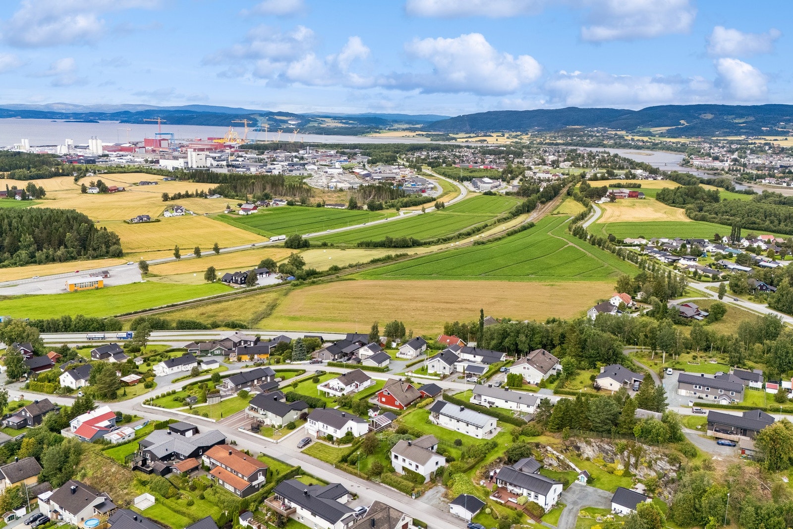 Eiendommen ligger på ei flott utsiktstomt i Vinne. Barnevennlig med ny skole, barnehage og aktivitetspark like ved. Galleribilde