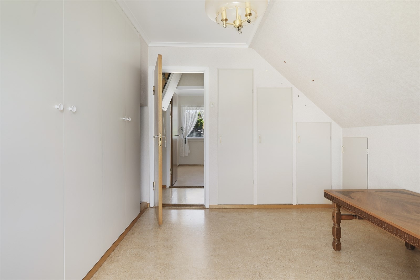 Soverom 4, praktisk lagringsplass i knevegger og skap i andre etasje. Galleribilde