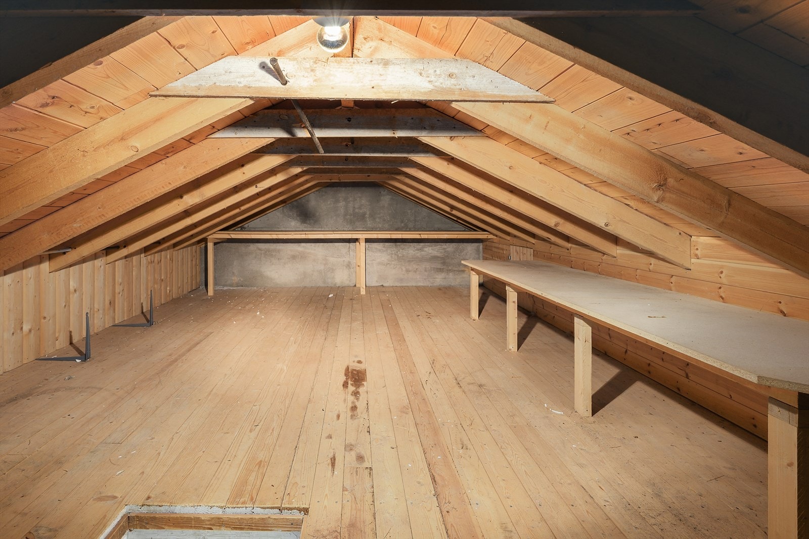 Romslig kaldtloft med tregulv gir svært gode lagringsmuligheter. Galleribilde