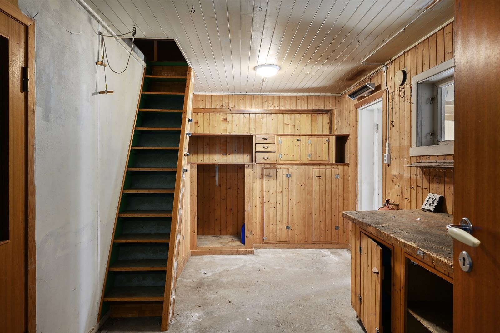 Arbeidsbenk og god plass for hobbyaktiviteter i garasjen. Galleribilde